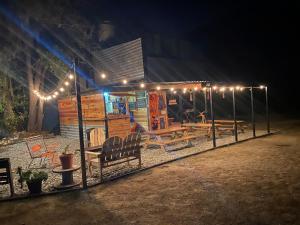 ein Zelt mit Picknicktisch und Lichtern bei Nacht in der Unterkunft rock camp cabins in Rancho Laborcilla
