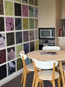 Kuchyň nebo kuchyňský kout v ubytování The Rugby Street Studio-Civic and Chic