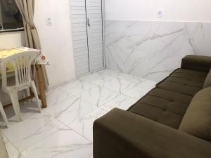 un soggiorno con un divano e un tavolo di Casa Magalhães a Morro de São Paulo