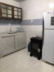 una cucina con frigorifero e fornello di Casa Magalhães a Morro de São Paulo