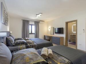 Una cama o camas en una habitación de Luxurious apartment with pool 29 fotos más