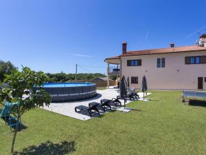 La alberca dentro o cerca de Luxurious apartment with pool