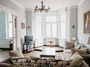 ein Wohnzimmer mit Sofa und Fernseher in der Unterkunft Villa Romantica Lenzen in Körbitz