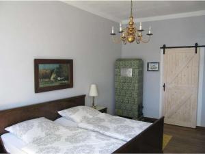 ein Schlafzimmer mit einem Bett und einem Kronleuchter in der Unterkunft Villa Romantica Lenzen in Körbitz + 29 Fotos