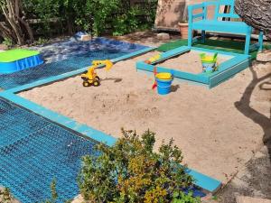 ein Kinderspielplatz mit Sandkasten und Stuhl in der Unterkunft Villa Romantica Lenzen in Körbitz