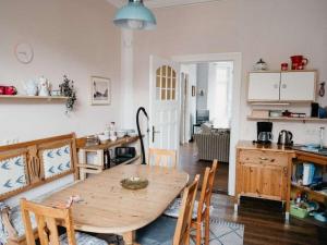eine Küche und ein Esszimmer mit einem Holztisch in der Unterkunft Villa Romantica Lenzen in Körbitz
