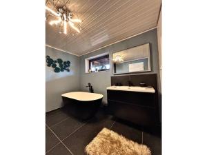 Ванная комната в Little Heidjer House +37 фотографий