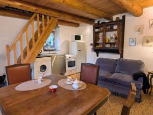 TailhacにあるRetraite pour Couple dans Maison de Vigne avec Terrasse - FR-1-582-531のテーブルとソファのあるリビングルーム