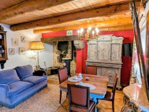 TailhacにあるRetraite pour Couple dans Maison de Vigne avec Terrasse - FR-1-582-531の青いソファとテーブルのあるリビングルーム