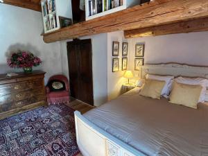 TailhacにあるRetraite pour Couple dans Maison de Vigne avec Terrasse - FR-1-582-531の部屋の中に大きなベッドがある寝室