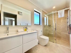 Et badeværelse på Lakeside Garden - 2 Bedrooms