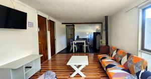 Μια τηλεόραση ή/και κέντρο ψυχαγωγίας στο Cabaña El Hibisco +12 φωτογραφίες