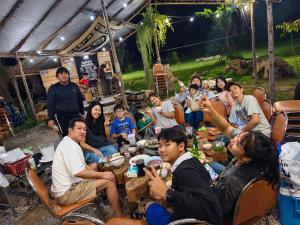 Ban Tha Maprangเขาใหญ่ฮาร์ทแลนด์ khaoyai heartland的一群人坐在帐篷里的桌子旁 更多22张照片