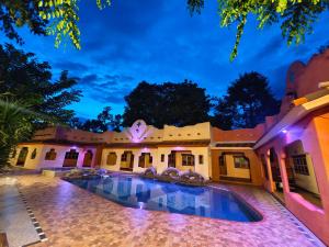 Ban Tha Maprangเขาใหญ่ฮาร์ทแลนด์ khaoyai heartland的夜晚带游泳池的房子外观