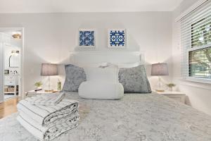 Postel nebo postele na pokoji v ubytování Garden Getaway by Roxy Rentals Family Fav