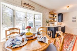 Fotografie z fotogalerie ubytování Garden Getaway by Roxy Rentals Family Fav v destinaci Wayzata