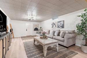 Posezení v ubytování Garden Getaway by Roxy Rentals Family Fav