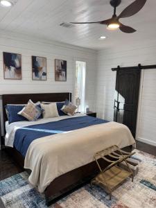 Фотография из галереи The Gorgeous New Skyfall Cabin Sleeps 10 in Style! в городе Брокен-Боу