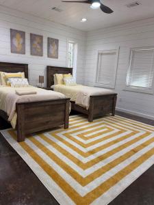 Фотография из галереи The Gorgeous New Skyfall Cabin Sleeps 10 in Style! в городе Брокен-Боу +76 фотографий