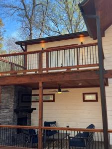 Φωτογραφία από το άλμπουμ του The Gorgeous New Skyfall Cabin Sleeps 10 in Style! σε Broken Bow