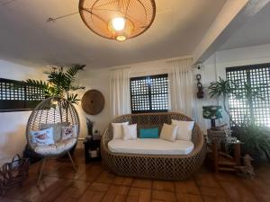 Posezení v ubytování Halekai A Home by the Beach