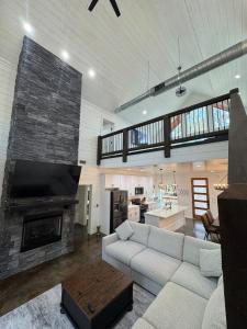 Μια τηλεόραση ή/και κέντρο ψυχαγωγίας στο The Gorgeous New Skyfall Cabin Sleeps 10 in Style!