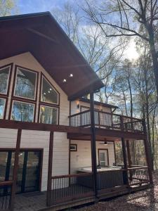 Φωτογραφία από το άλμπουμ του The Gorgeous New Skyfall Cabin Sleeps 10 in Style! σε Broken Bow