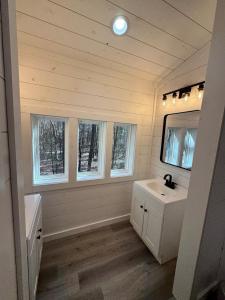 Φωτογραφία από το άλμπουμ του The Gorgeous New Skyfall Cabin Sleeps 10 in Style! σε Broken Bow +76 φωτογραφίες