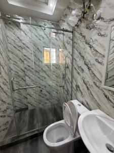 Ένα μπάνιο στο The Luxe 4-Bedroom Haven