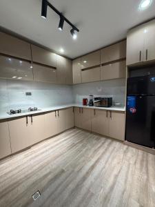 Η κουζίνα ή μικρή κουζίνα στο The Luxe 4-Bedroom Haven +17 φωτογραφίες