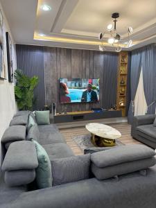 Χώρος καθιστικού στο The Luxe 4-Bedroom Haven