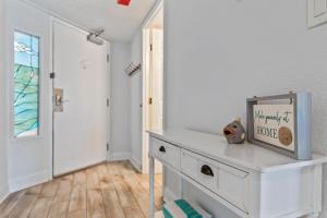 Μια τηλεόραση ή/και κέντρο ψυχαγωγίας στο Ocean Front at Beach Cove