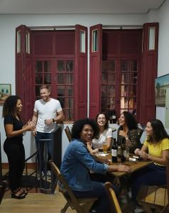 um grupo de pessoas sentadas ao redor de uma mesa em Hobi Hostel Boutique em São Paulo
