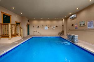 a large swimming pool in a room with a large blue pool at Hibearnator in Sevierville