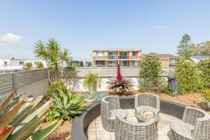 Un balcón o terraza en Peninsula Waters 1 Aircon pool and massive outdoor area