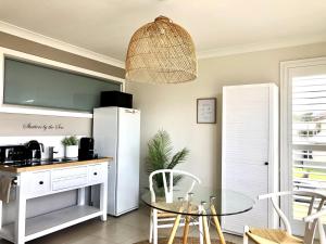 Kuchyň nebo kuchyňský kout v ubytování Seaview-Waterfront-Shutters by the Sea-On the Coastal Walk-Romantic Getaway for Two