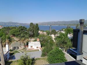 een uitzicht op het water vanuit een huis bij La Morada de tus Sueños VCP con vista al LAGO in Villa Carlos Paz