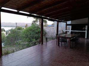 een patio met een tafel en stoelen en uitzicht bij La Morada de tus Sueños VCP con vista al LAGO in Villa Carlos Paz