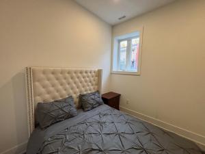 Una cama o camas en una habitación de Cozy Suite in Brand New Luxury Home