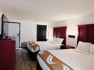 Ένα ή περισσότερα κρεβάτια σε δωμάτιο στο Lone Star Inn Llano