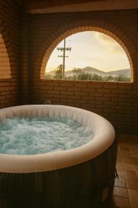 Francisco ZarcoHotel Flamora的带窗户的房间里的浴缸 更多12张照片