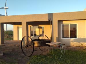 een metalen kar voor een gebouw bij Mi Descanso in Balneario Claromecó