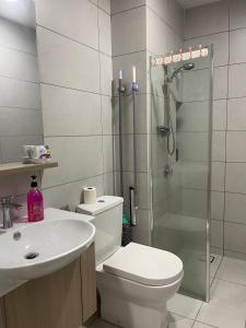 Ванная комната в New Bt KawanX3 3BR Suite Ikea-UOW-KDU-ColumbiaAsia