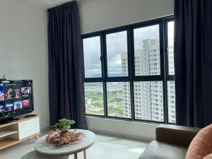 Телевизор и/или развлекательный центр в New Bt KawanX3 3BR Suite Ikea-UOW-KDU-ColumbiaAsia