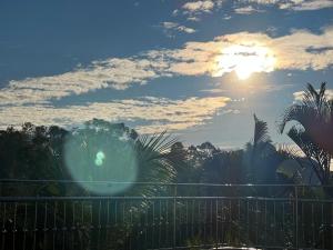 埃拉Ella Berg Haven的夕阳西下，映照着栅栏和棕榈树。