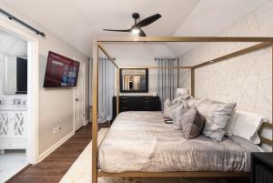 En eller flere senge i et værelse på Cori's Pool House + 20 billeder