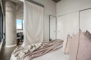 Ένα ή περισσότερα κρεβάτια σε δωμάτιο στο The Domain Skyline View King Beds Pool Gym