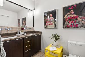 Et badeværelse på "The Modern Muse" at Lake Harriet by Roxy Rentals + 60 billeder