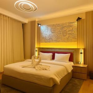 een slaapkamer met een bed met een handdoek erop bij Luxury 1BR with Nile View at Hilton Hotel in Caïro