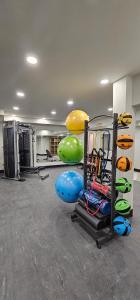 Fitness centrum a/nebo fitness zařízení v ubytování 3 Bedroom with Heated Outdoor Pool and Hottub!